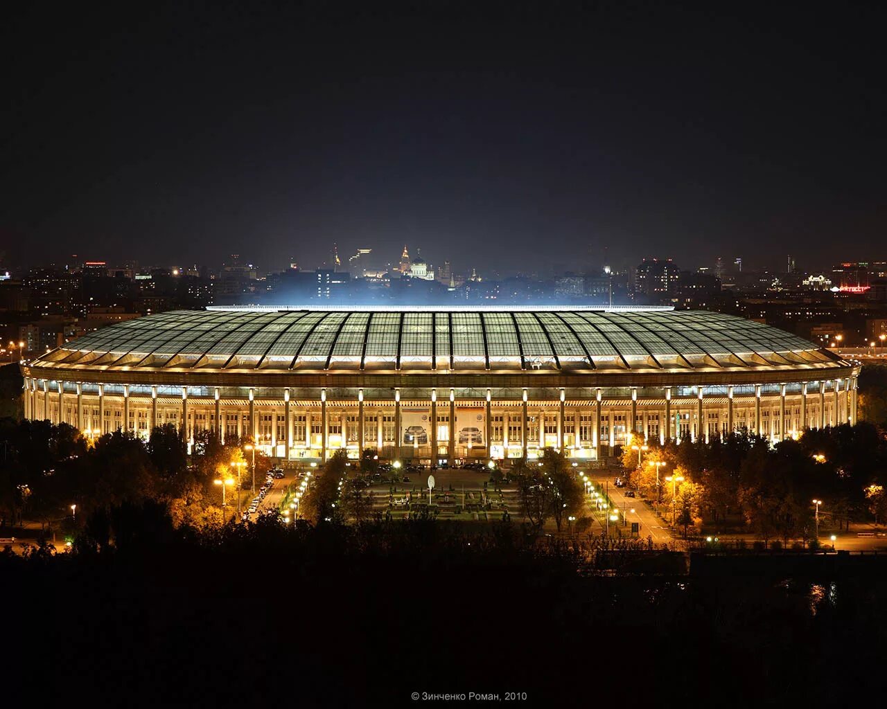 Поле Лужники Москва. Стадион Лужники 2010. Стадион Лужники ночью. Стадион Лужники внутри футбол.