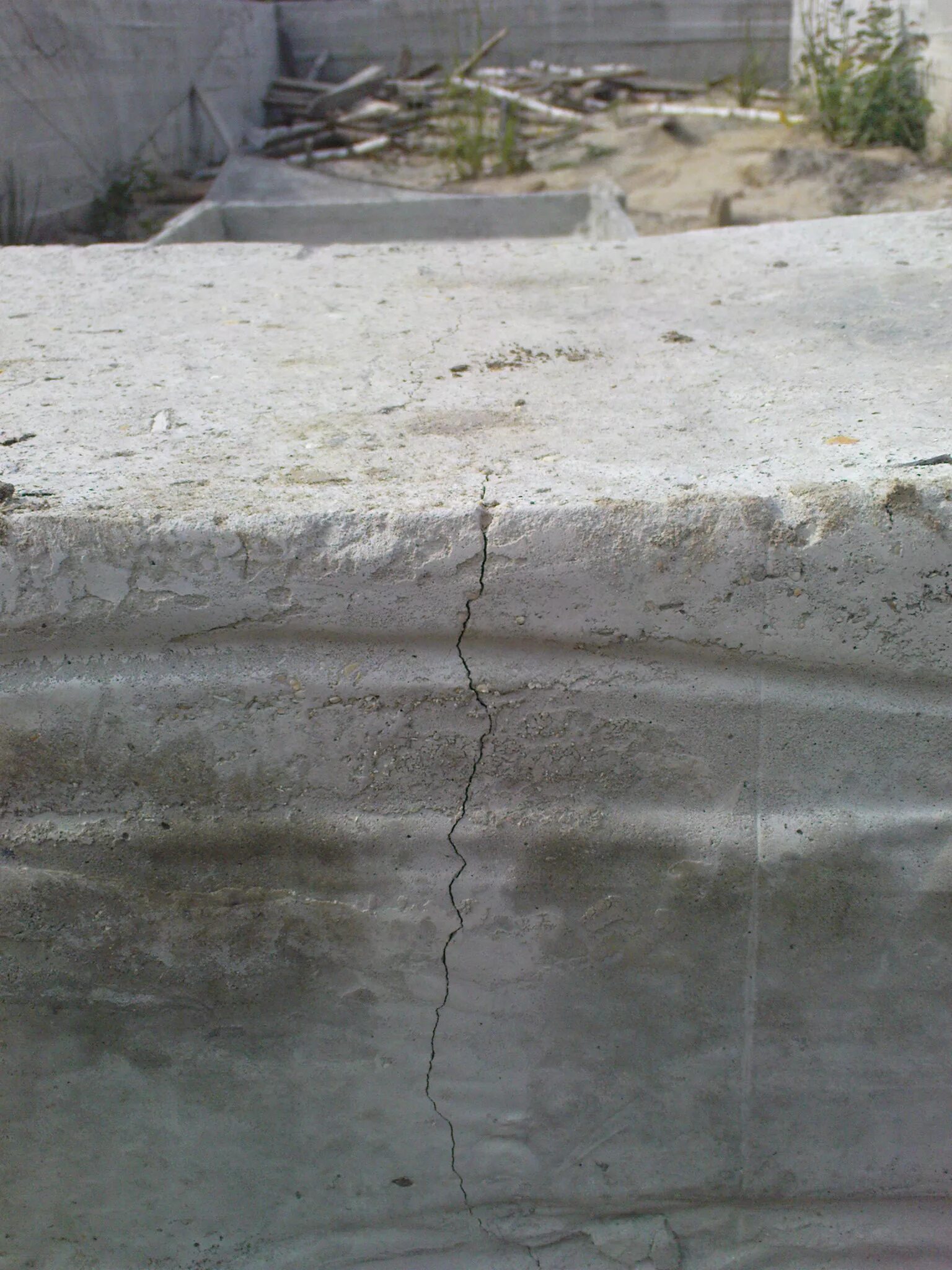 Почему пошла трещина. Усадочные трещины в бетоне. Усадочные трещины в фундаменте. Усадочные трещины в армопоясе. Усадочные деформации бетона.