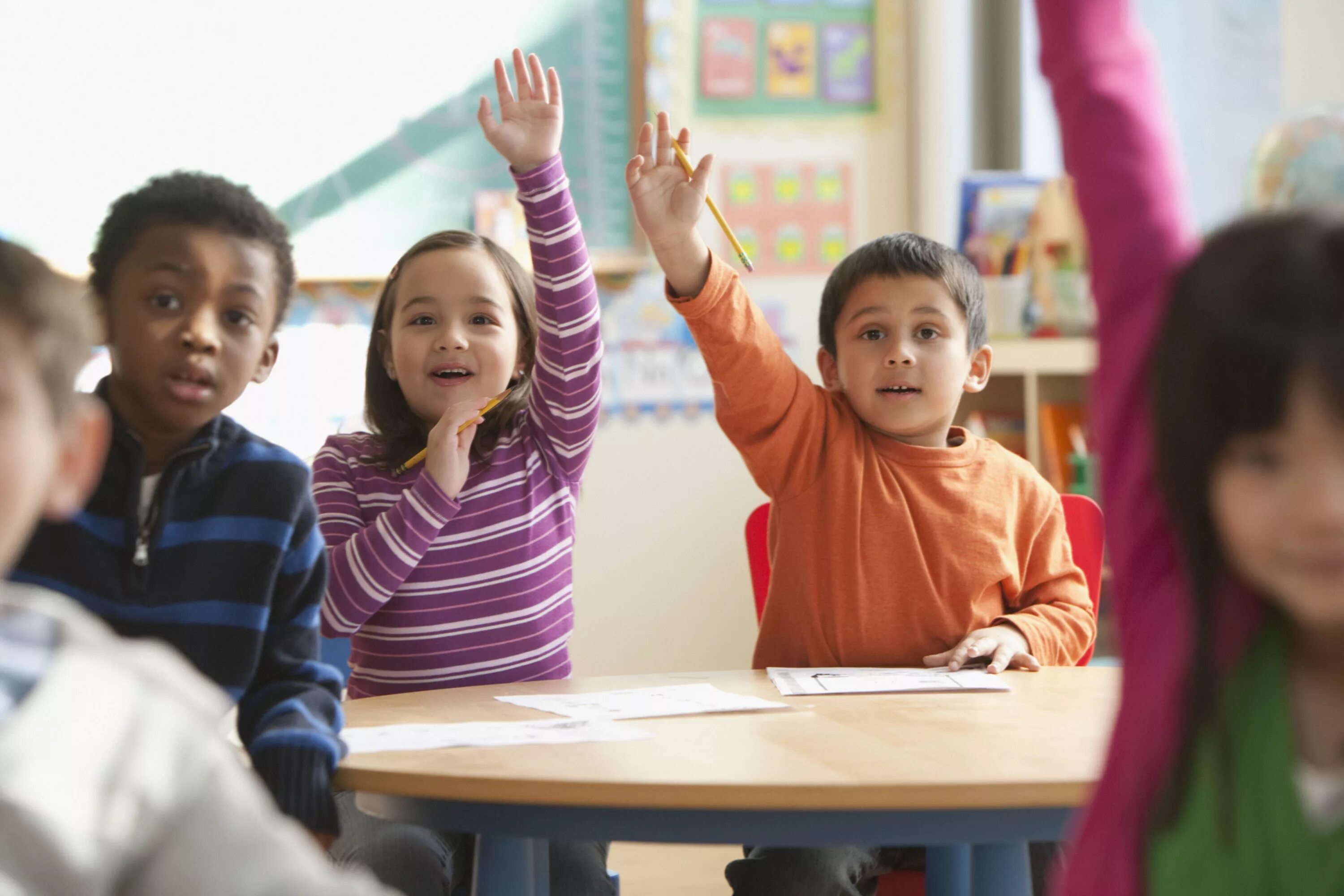 Primary students. Дошкольное образование в Великобритании. Ребенок тянет руку. Начальная школа в Марокко. School children.