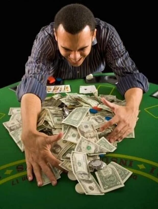 Покерный выигрыш. Покер на деньги. Человек с деньгами. Выиграл деньги. Он играть в карты и выигрывать деньги
