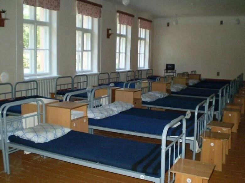 Кровати в военной части. Современная казарма. Кровати в армии. Как освободить койки в казарме. Кровати в армии.