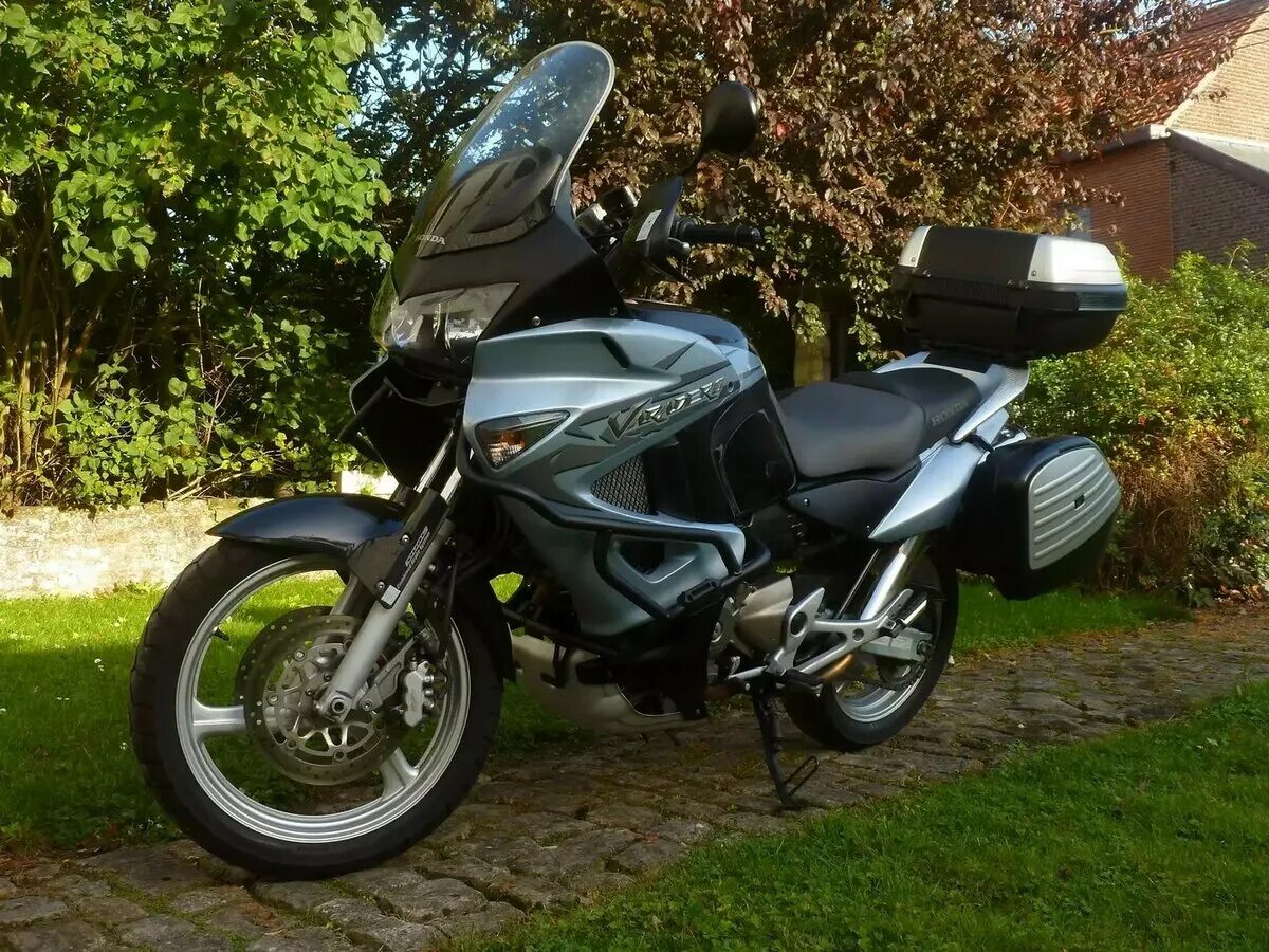 Honda xl1000v varadero. Варадеро характеристики. Honda varadero 1000. Honda xl1000v varadero. Honda varadero 125.