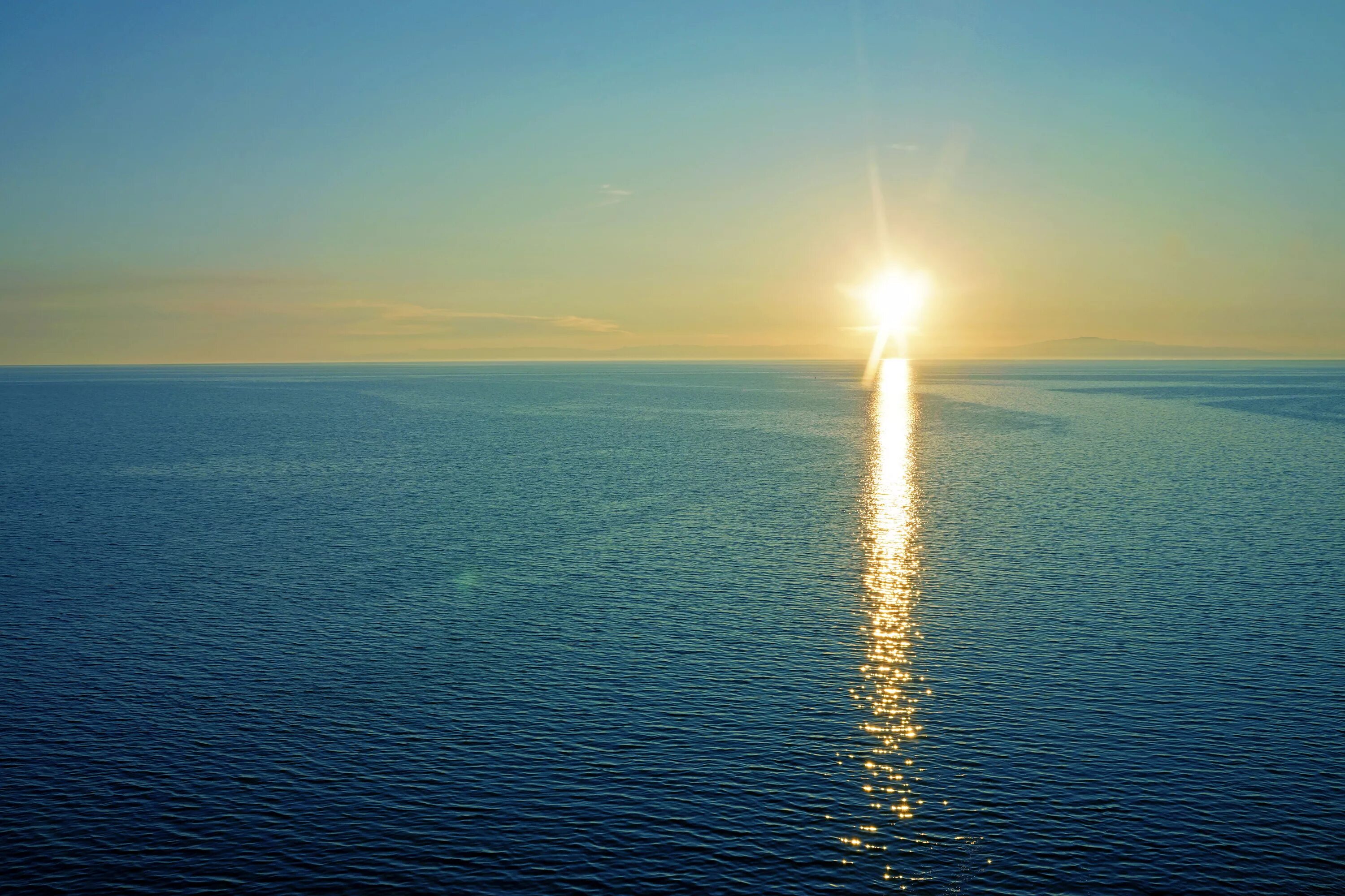 Вдали от берега. Солнечное сияние на Байкале. Озеро Байкал рассвет. Рассвет на море. Рассвет на Байкале летом.