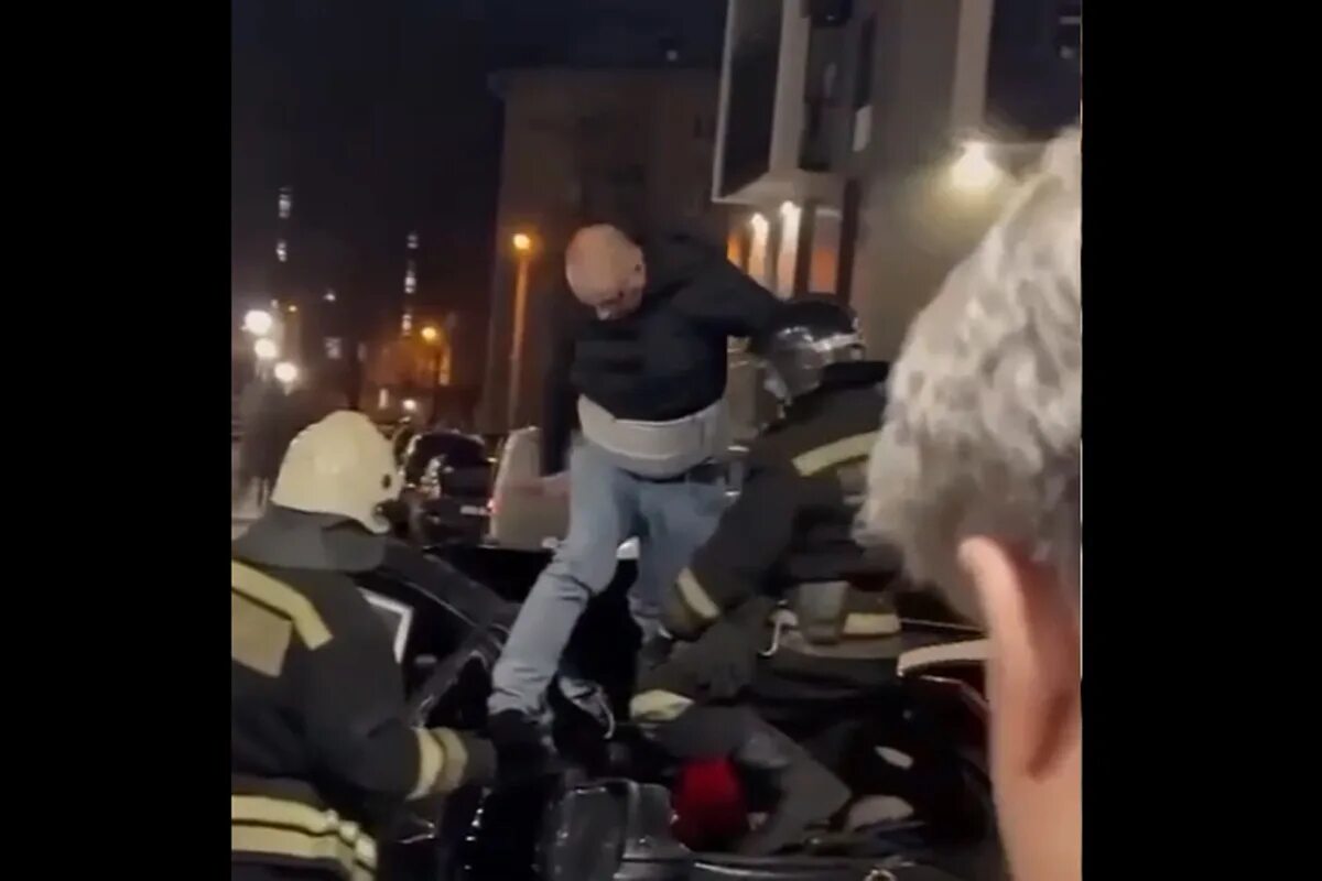 Мужчина из Воронежа упал с 19 этажа. В Воронеже мужчина выпал с 19 этажа и выжил. Мужчина прыгнул с 19 этажа.