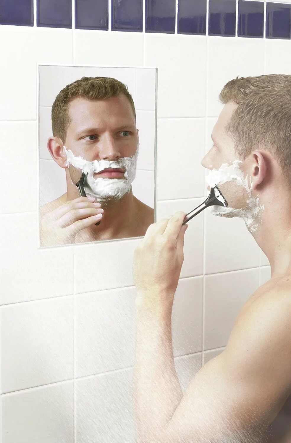 Мужчина бреется. Бородатый мужчина бреется. Парень бреет. Зеркало для мужчин для бритья. Мужчины бреет видео