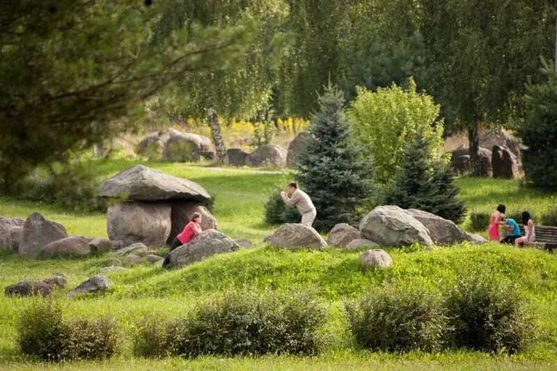 Stone park. Минск парк-музей валунов. Парк камней Уручье Минск. Музей валунов Уручье. Музей камней в Минске.