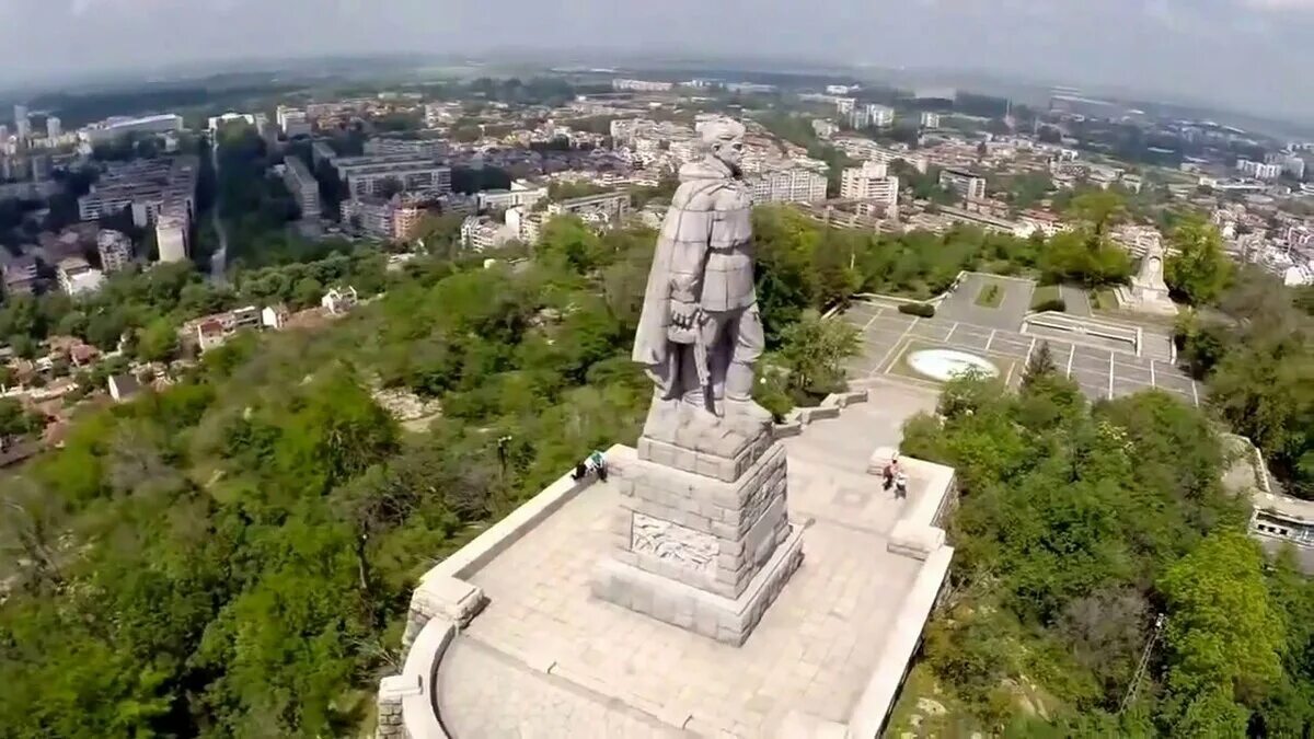 В каком городе болгарии стоит алеша. Алёша (памятник, пловдив). памятник алёше в болгарии. памятник советскому солдату в болгарии алеша. памятник советскому солдату в пловдиве.