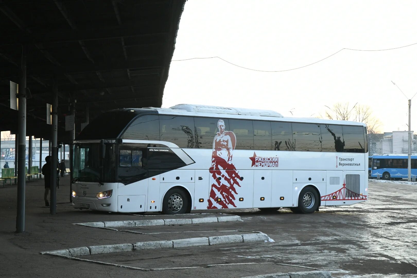 Ржев тверь автобус купить. Автобус Ржев РЖЕВСКИЙ мемориал. Автобус Тверь РЖЕВСКИЙ мемориал. Автобус Верхневолжья Ржев. Автобусы Тверь Ржев с мемориалом.