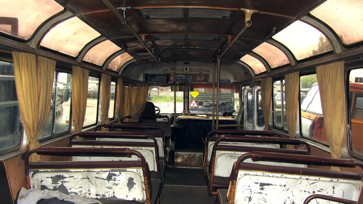 Автобусы нн. ПАЗ 672 катафалк. ПАЗ-672 автобус катафалк внутри. Советский ПАЗ 672 салон. ПАЗ 672 салон fgdnjljv.