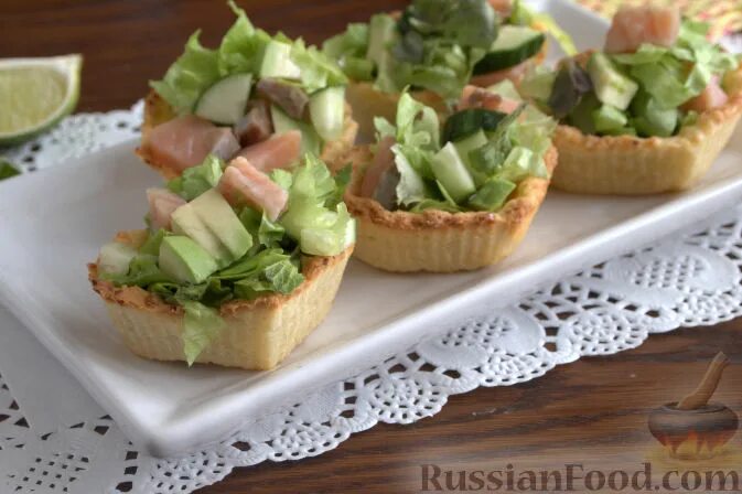 Тарталетки с рыбой и творожным сыром. Тарталетки с авокадо и красной рыбой. Тарталетки с семгой и авокадо. Красная рыба авокадо и творожный тарталетки. Тарталетки с авокадо.