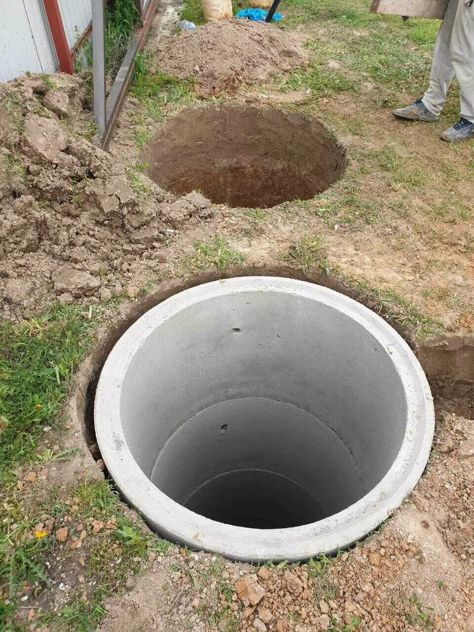 колодец септик. септик для частного. копка септика из бетонных колец. бетонные кольца для септика. монтаж септика из бетонных колец.