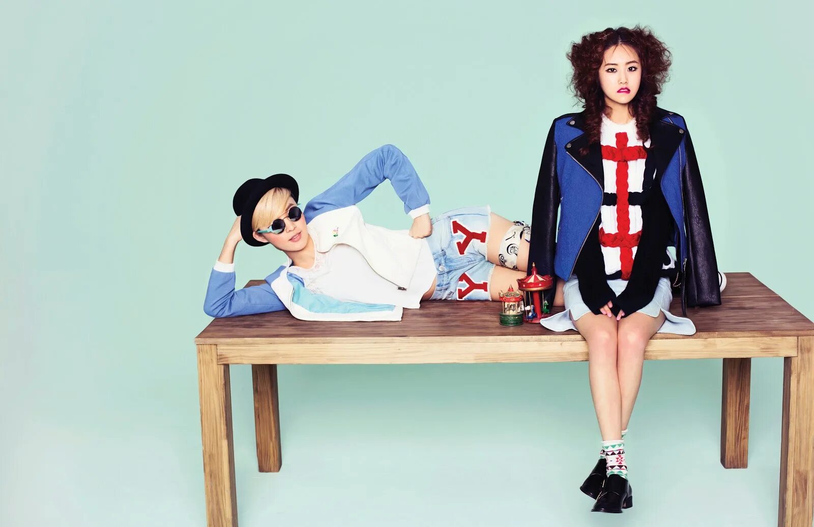 Issue f. So Yoon певица и РМ. Min yoonki в рубашке. Картинки из клипа so! Yoon _ RM of BT.