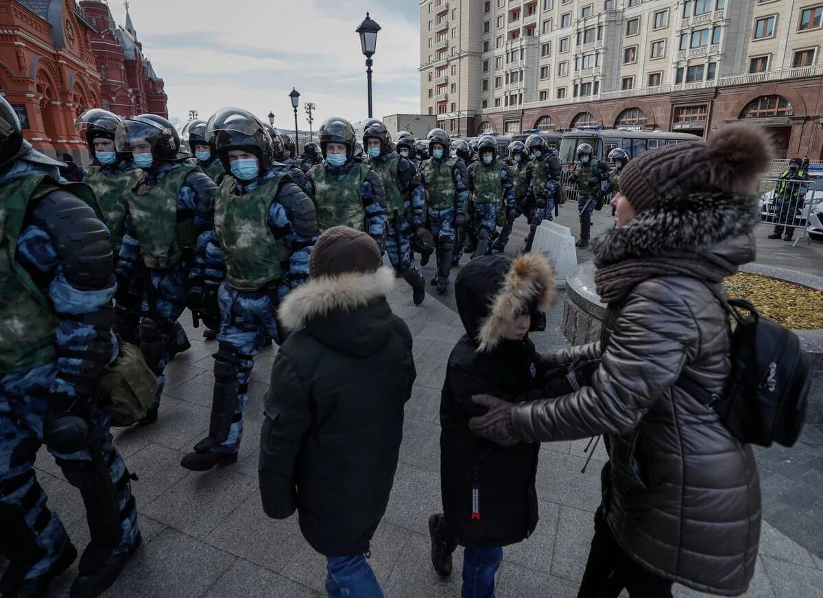 Против войны новости. Протесты в России 2005. Протесты в России 2022. Протесты в Москве против войны.