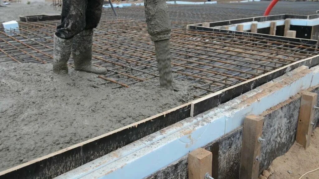 Профбетон. Заливка бетона. Укладка монолитного бетона. Укладка бетона. Заливка бетонной смеси в опалубку.