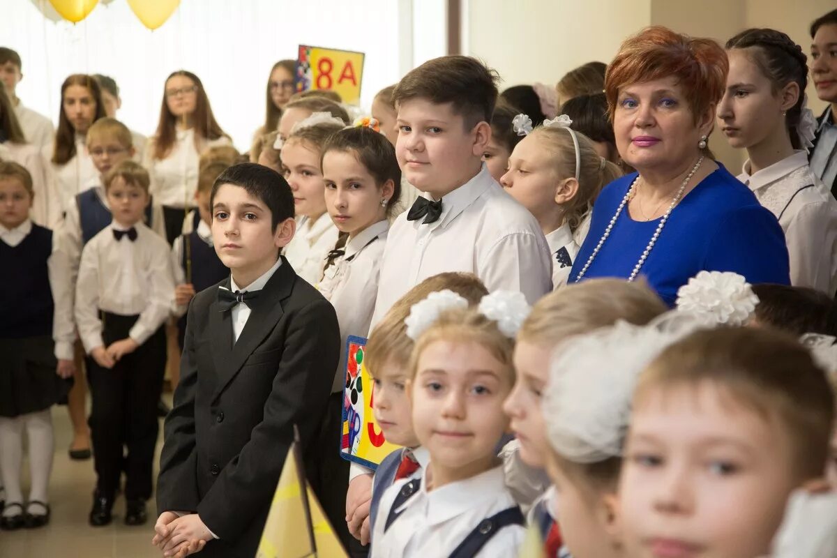 новосибирск ул владимировская мбоу сош 1. школа 1 новосибирск владимировская. линейка в школе. первые школы новосибирска. ученица 1 г класса.