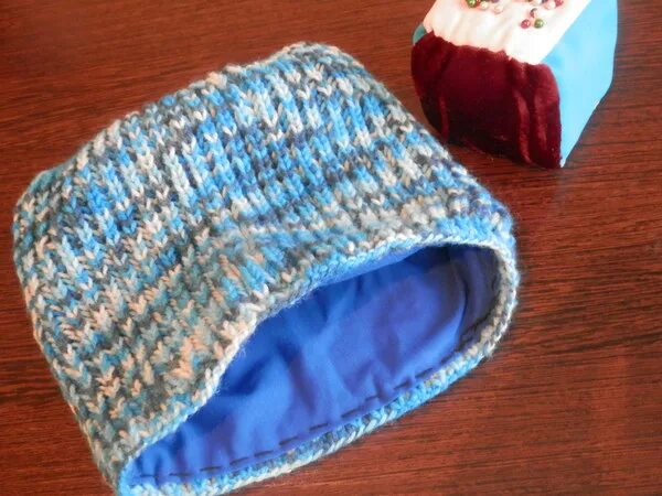 Пришить подклад к вязаной шапке. Коричневая шапка. Подклад шапки для флиса. Подкладка вязаных шапок. Шапка с флисовой подкладкой.