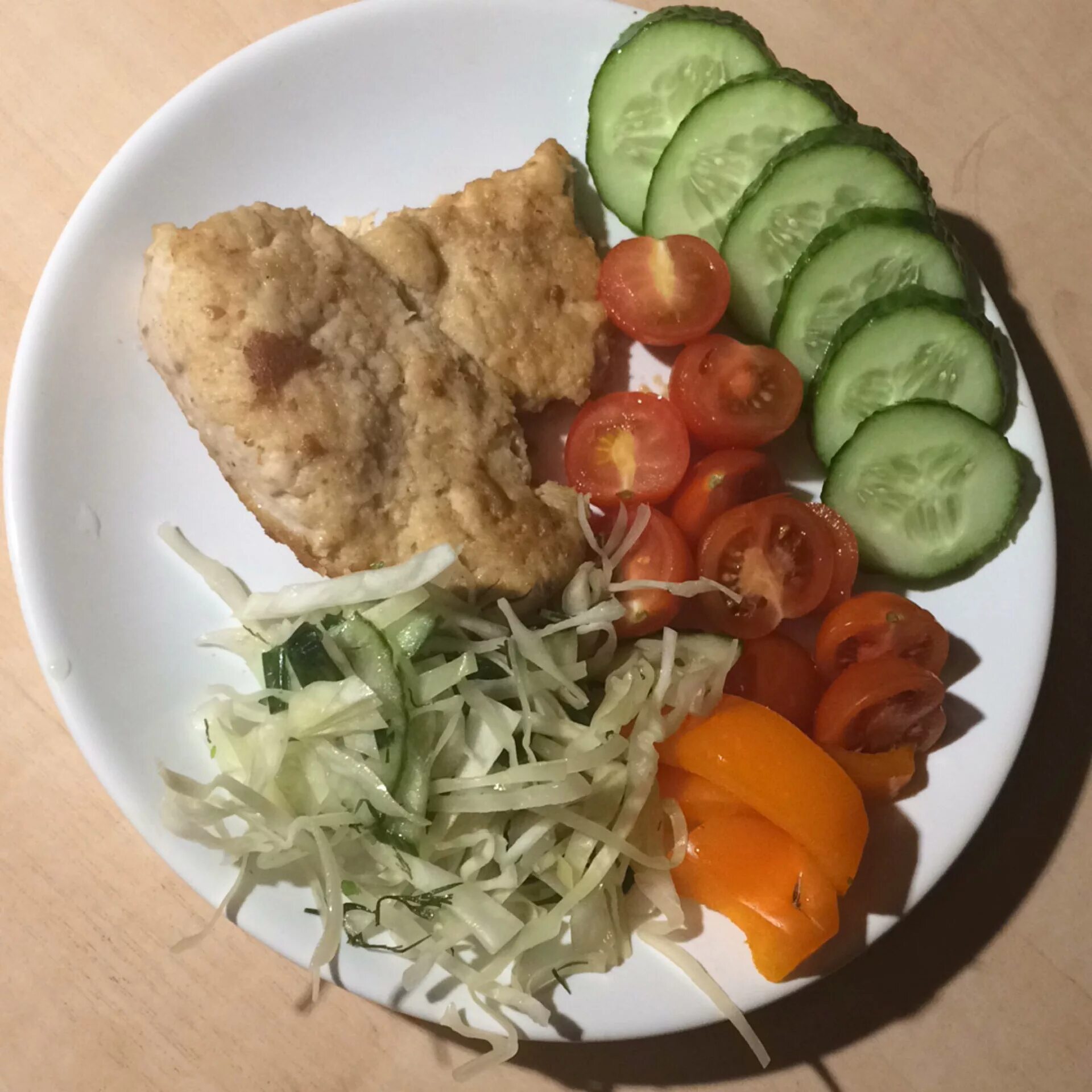 Vegetable lunch. Отварная куриная грудка с овощами. Отварная куриная грудка и овощной салат. Куриная грудка с овощным салатом. Курочка отварная с овощами.