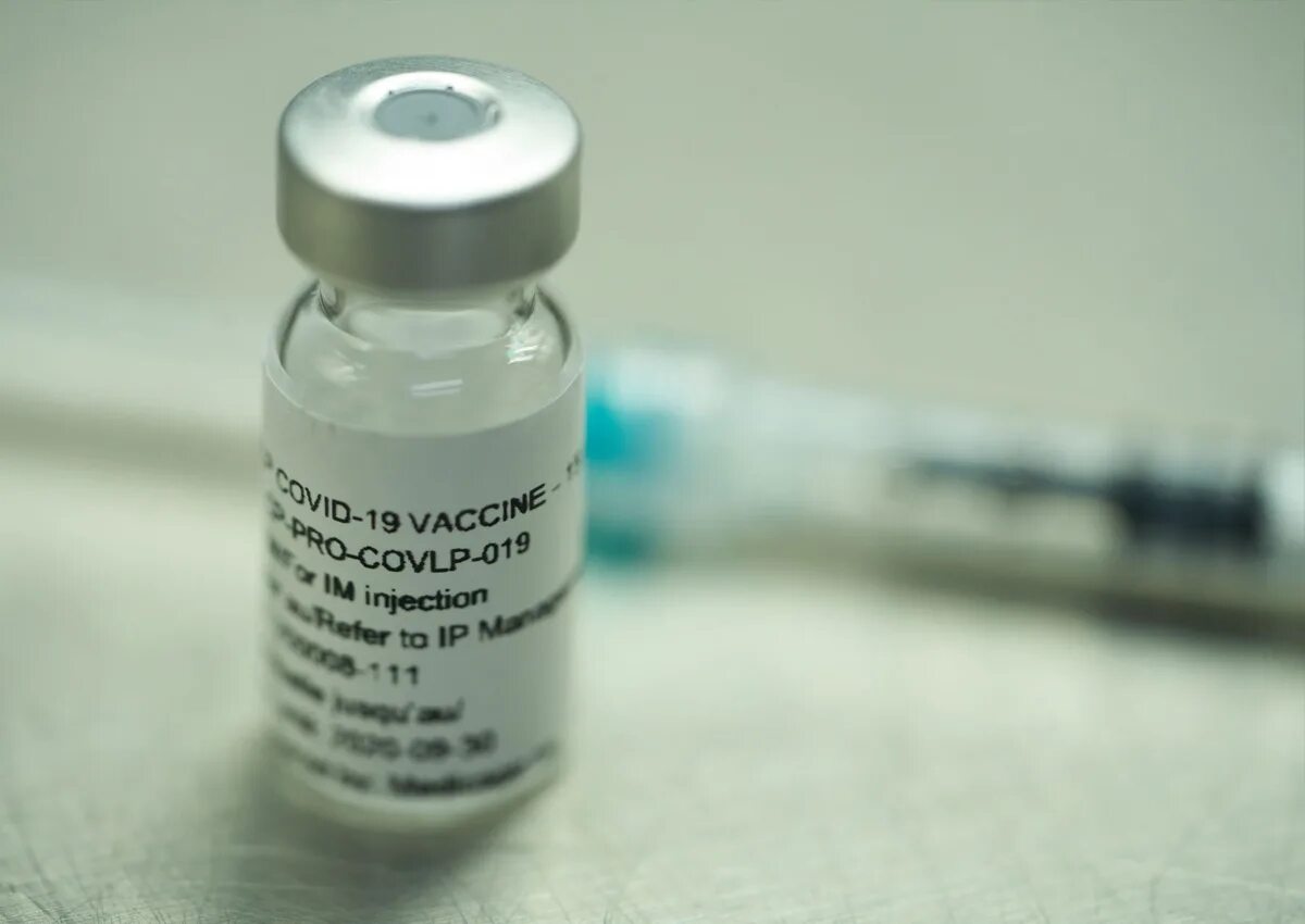 Вакцина cov 2. Covid vaccine Covid - 19 vaccine. Ампула вакцины Файзер. Флаконы с вакциной. Вакцинация ампулы флаконы.