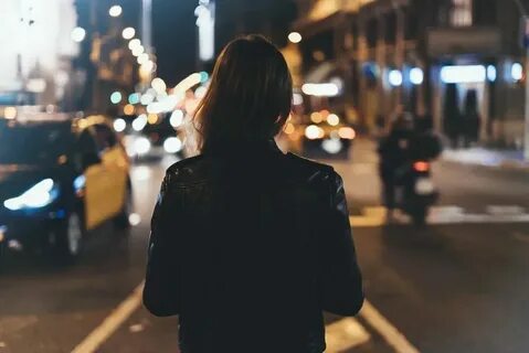 Приходит девушка поздно ночью