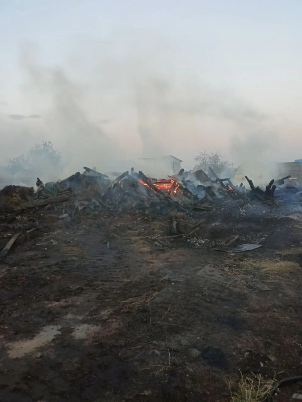 Погода дюсметьево оренбургская область. Сгоревший дом. Село дюсметьево татарстан. Дюсметьево оренбургская область. Огонь пожар.