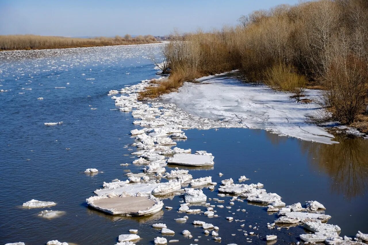 Освободиться ото льда. Весенний ледоход на реке. Ледоход на реке Волга. Ангара весенний ледоход.