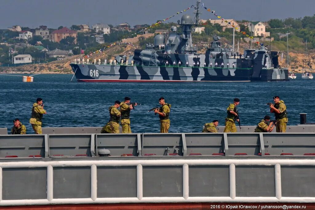 Морской флот севастополя. Парад ВМФ В Севастополе. Черноморский военно морской флот в Севастополе. Севастополь военно морская база Черноморского флота. День ВМФ Севастополь.