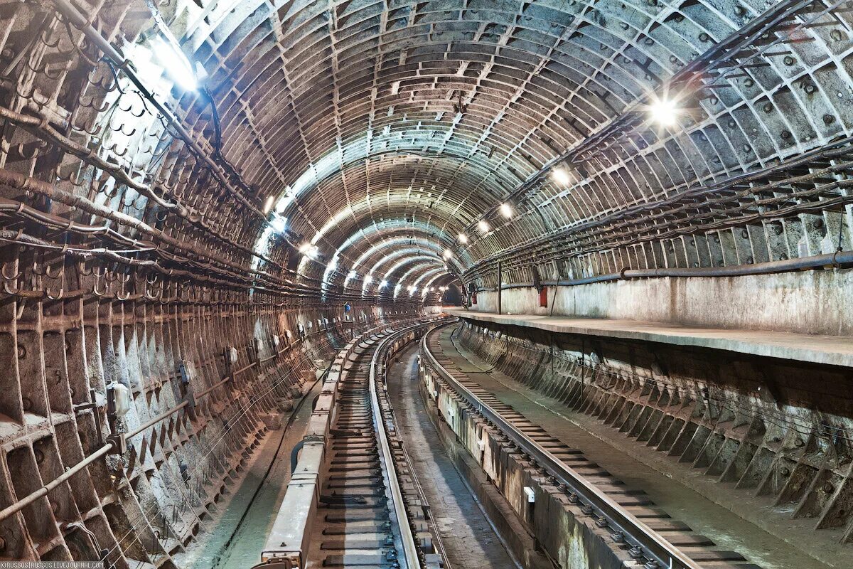 Кольцевой объект. Тоннель метро. Тоннель метрополитена. Тоннели Московского метрополитена. Оборудование в тоннеле метрополитена.