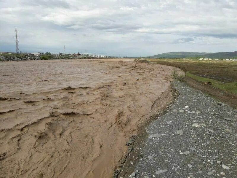 Река размывает берега. Переработка берегов водохранилищ. Размыв берегов водохранилищ. Размывание берегов рекой.