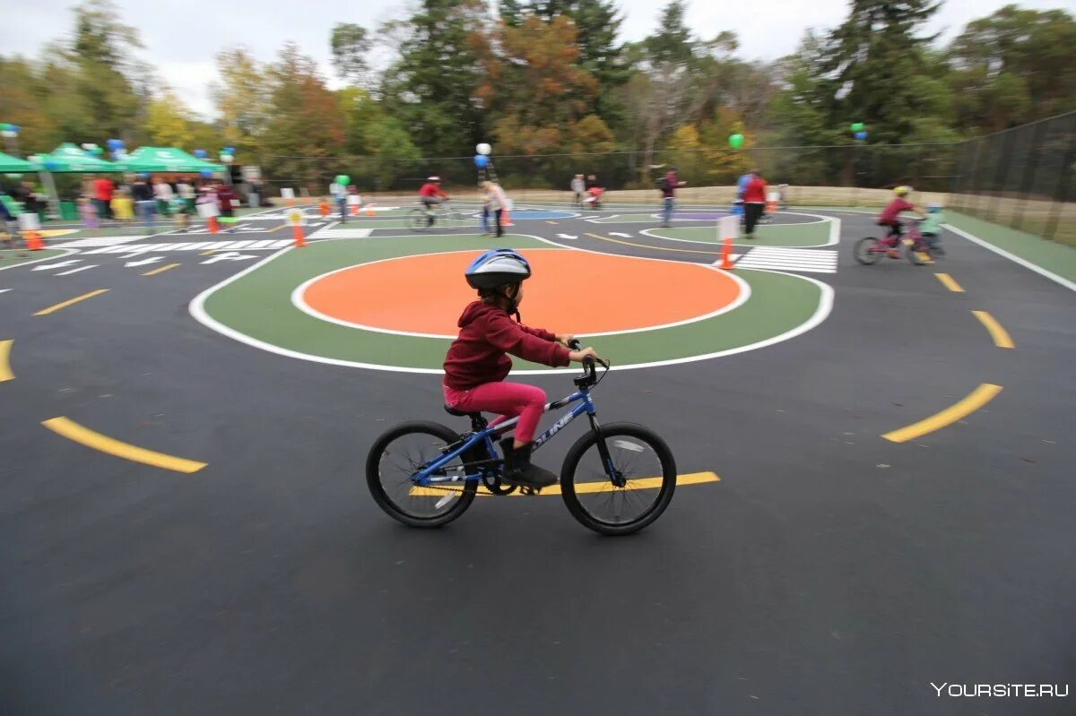 Велоспорт с препятствиями. Площадка для катания на велосипедах. Велосипедная дорожка для детей. Велосипедная дорожка в детском саду. Площадка для езды на велосипеде.