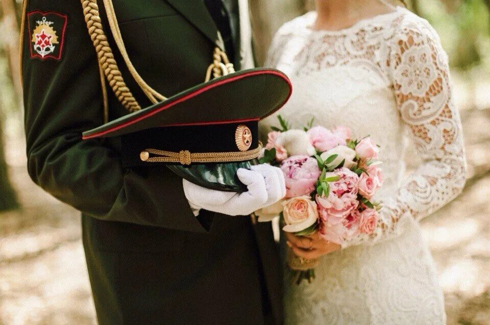 Быть женой военного это. Жена военного. Свадьба офицера в форме. Свадьба в парадной форме. Свадьба в военной форме жених.