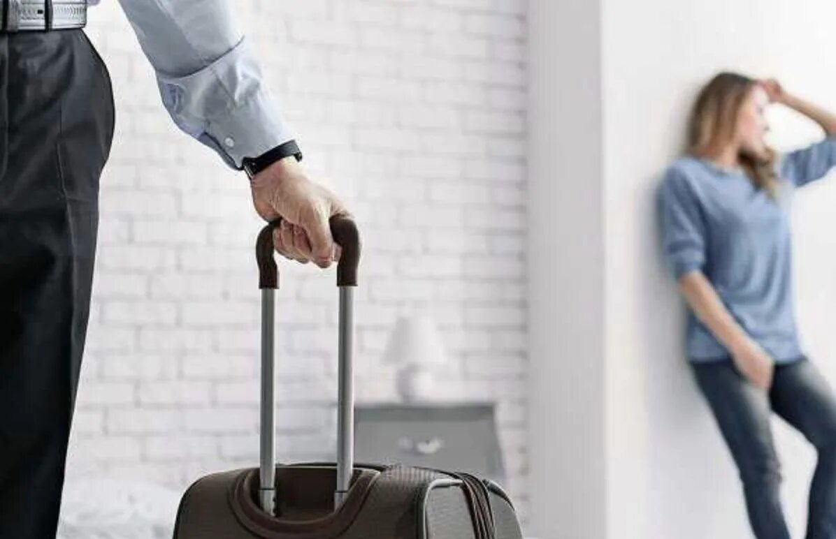 Мужчина уходит с чемоданом. Как выгнать после развода. Жена ушла. Мужчина с чемоданом. Как выгнать после развода.