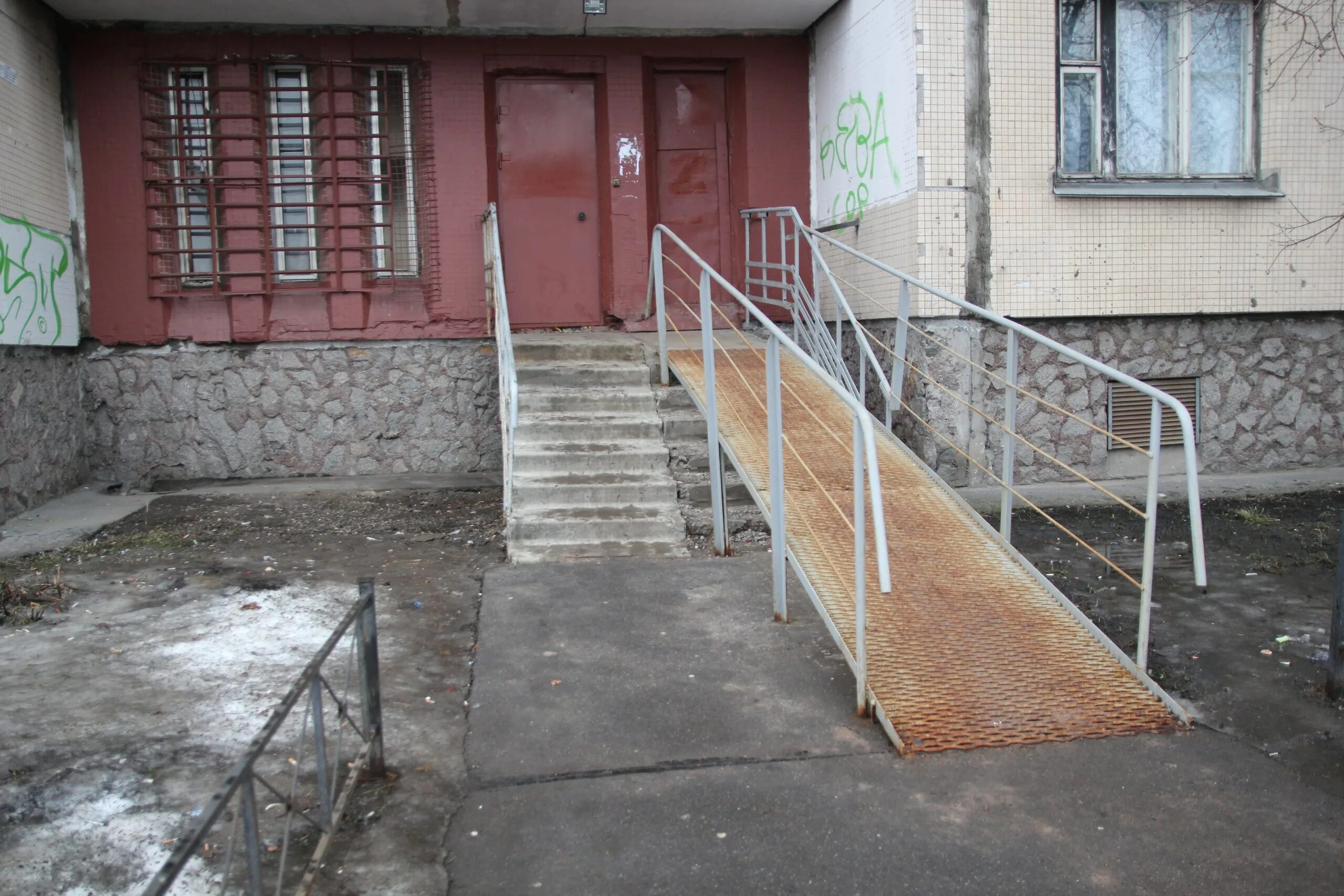 Перед подъездом как называется
