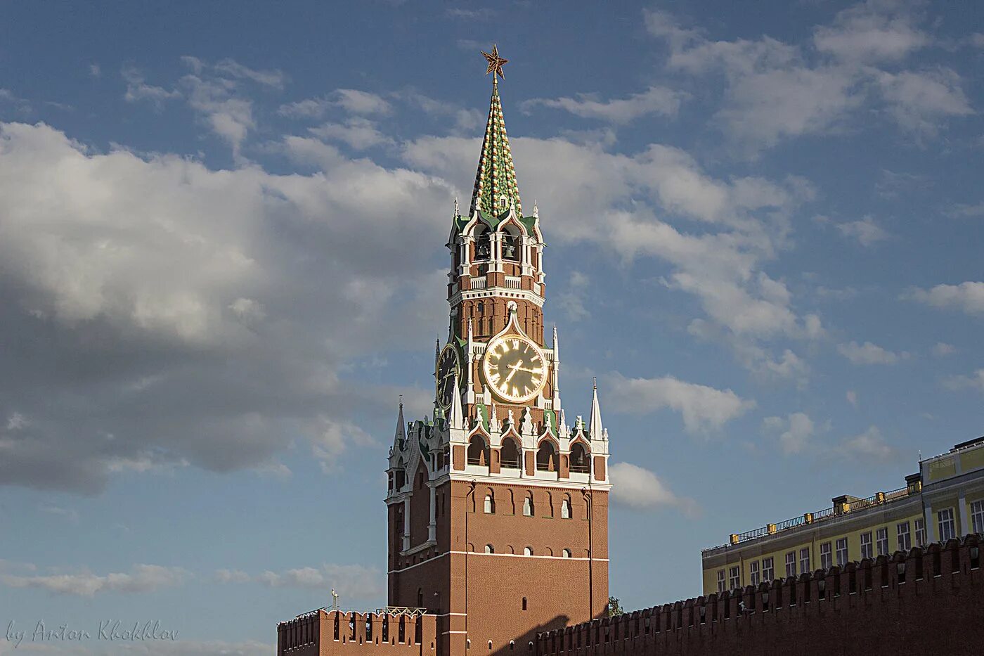 Что находится на башнях кремля. Спасская башня кремля. москва кремль спасская башня с часами. часы спасская башня московского кремля. башня кремля с курантами.