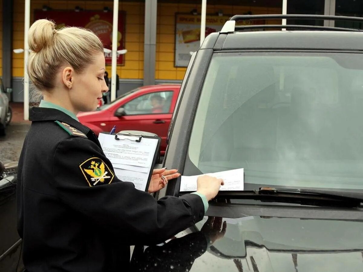 Арест автомобиля должника. Машина в аресте у приставов. Судебные приставы автомобиль. Арест автомобиля судебными приставами. ФССП арест автомобиля.