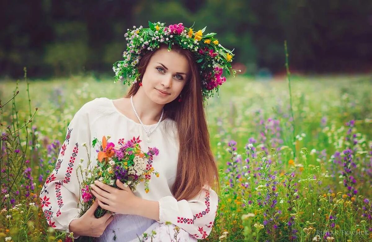 Девушка в венке из цветов. Фотосессия в русском стиле. Девушка в венке из полевых цветов. Славянские красавицы.