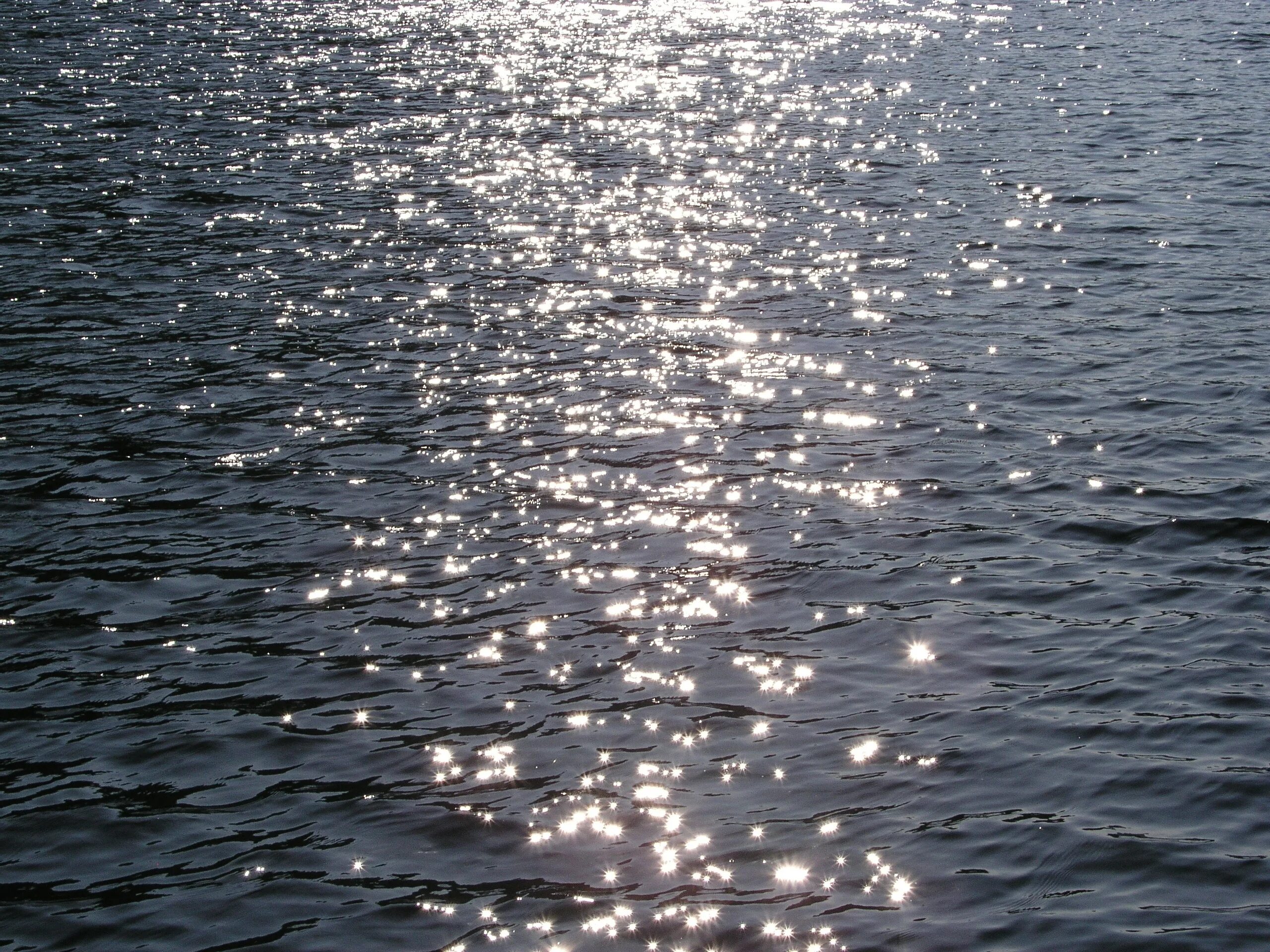 Водная гладь. Солнечные блики на воде. Зеркальная гладь воды. Гладь воды река. Вода едва блестела в реке