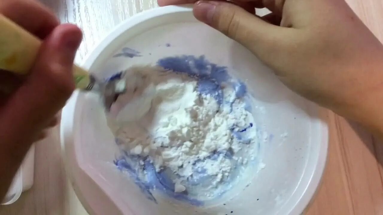 Сделать слайм из клея и крахмала. Слаймы без клея с крахмалом. слайм клей пва и крахмал. слайм из крахмала и клея пва. лизун из крахмала и клея пва.