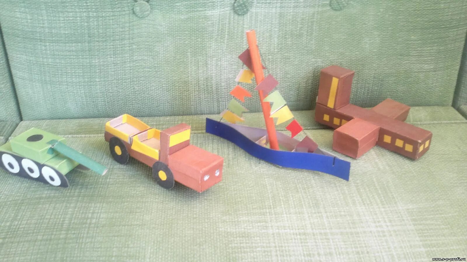 Поделки из печеных коробов. Поделки из коробки. Мебель из спичных коробков для кукол. Игрушечная мебель из спичечных коробков своими руками. Робот из спичечных коробков.