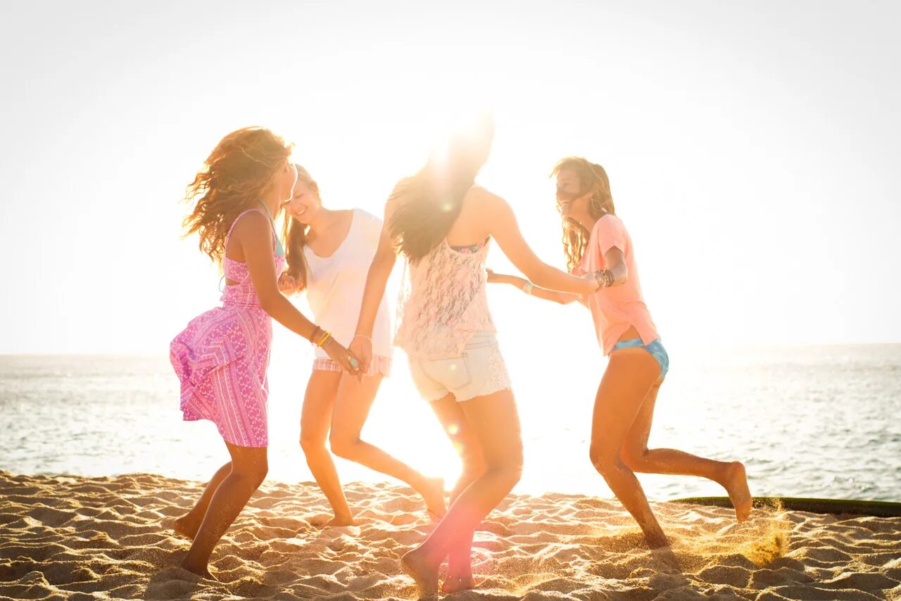 Повеселимся девочки. Четыре девушки на море. 4 Подруги на пляже. Подруги на море. Подруги веселье.