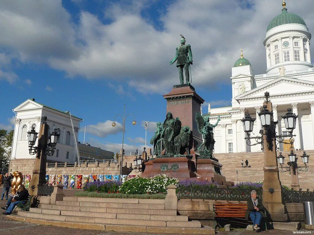 Памятник в хельсинки. Сенатская площадь Хельсинки памятник. Памятник Александру 2 в Хельсинки. Площадь в Хельсинки с памятником Александру. Финляндия Сенатская площадь в Хельсинки памятник.