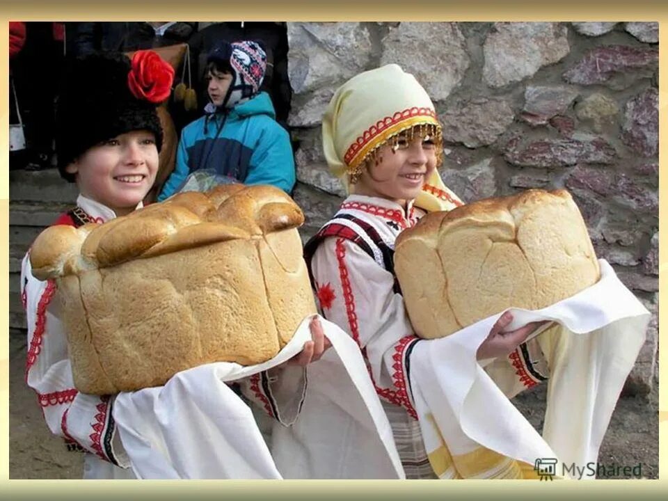Женщина печет хлеб. Мир хлеба. Фотосессия с хлебом. Хлеб миру.