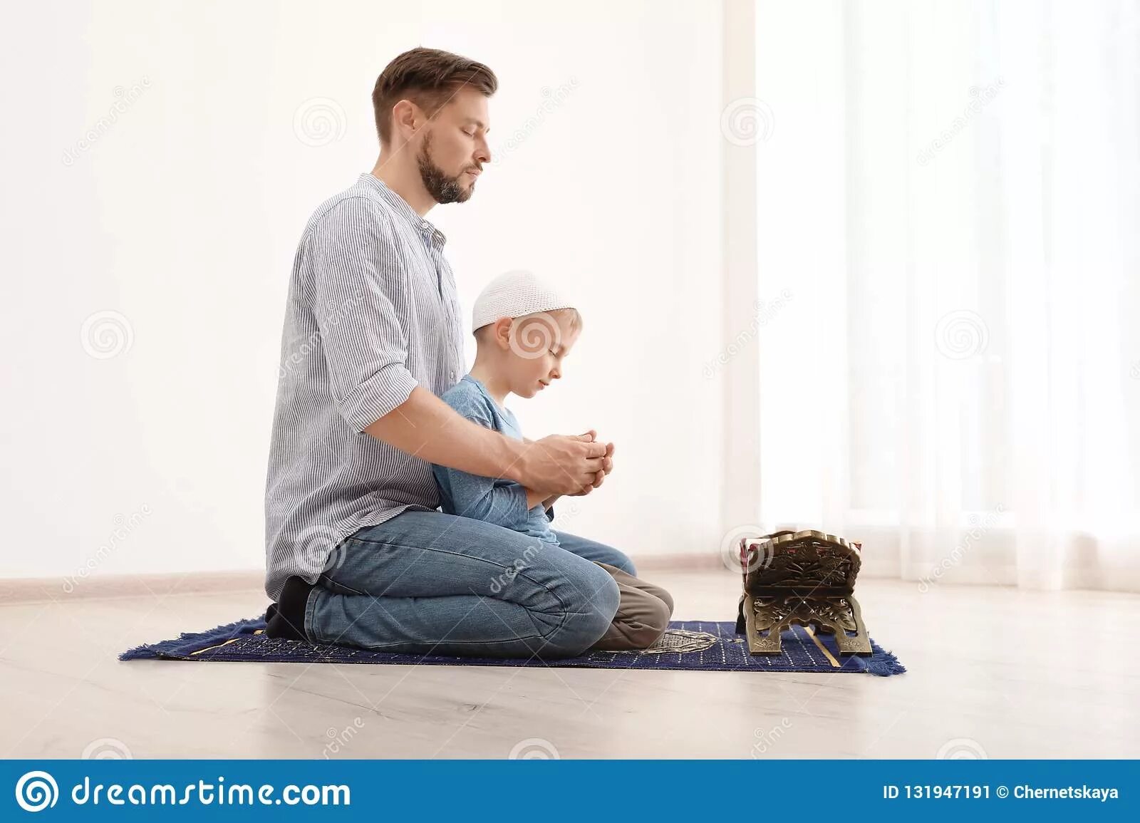 Отец и сын молятся. Father and son Muslim. Отец с сыном у мечети молятся. Отец с сыном молятся фото. Все по кругу молятся сын без отца