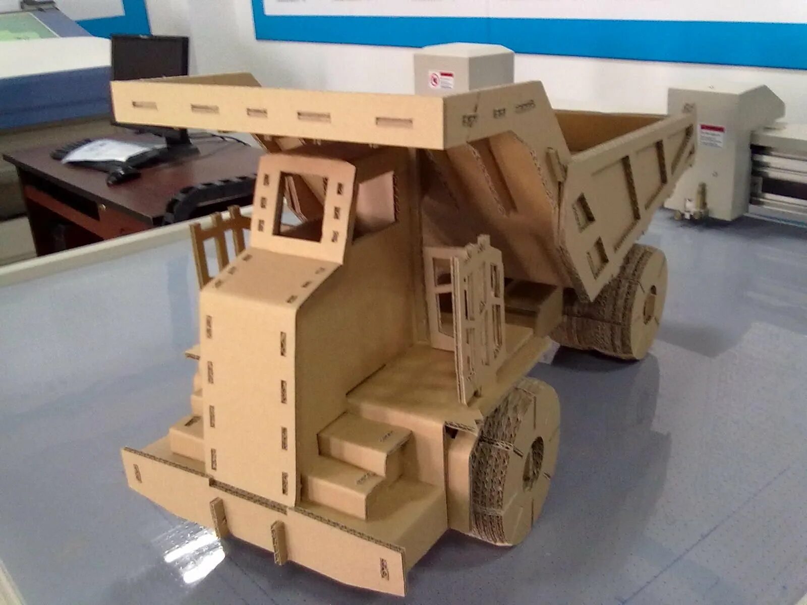 Маш картон. Машина из картона. модель автомобиля из картона. модель автомобиля из гофрокартона. муляж машины из картона.