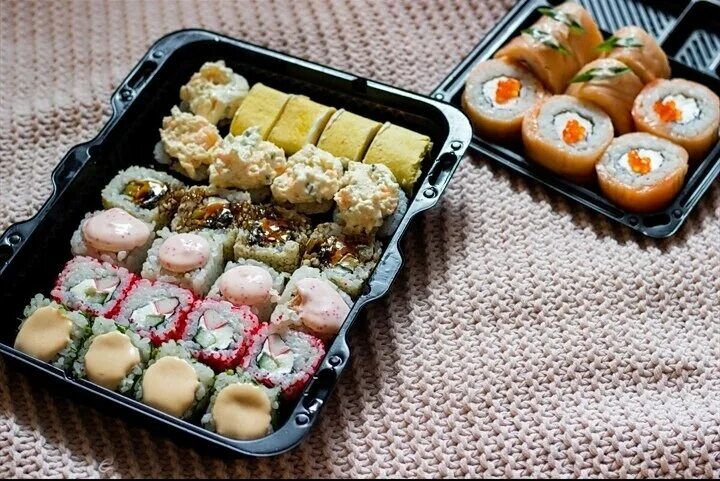 Суши нижний тагил. Суши самурай нижний новгород. Суши конверт с семгой. Вкусные запеченные роллы. Две палочки запеченный ролл.