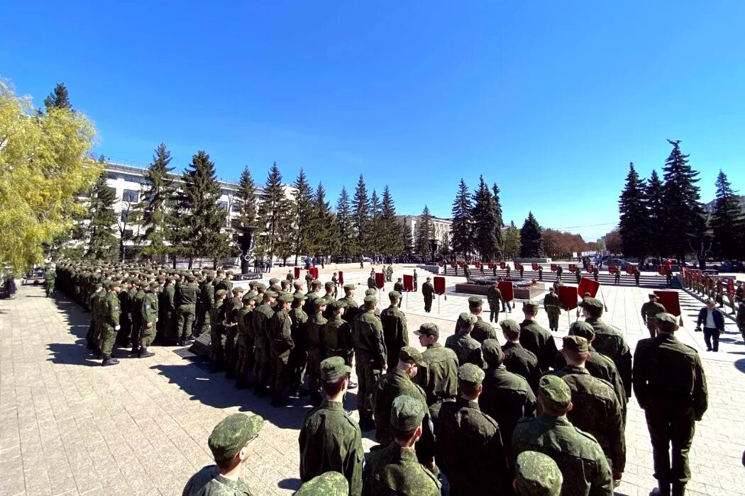 Построение 9 мая. Построение военных 9 мая. 9 Мая марш на площади Челябинска Юргу. Военное построение на платуу у дворца.