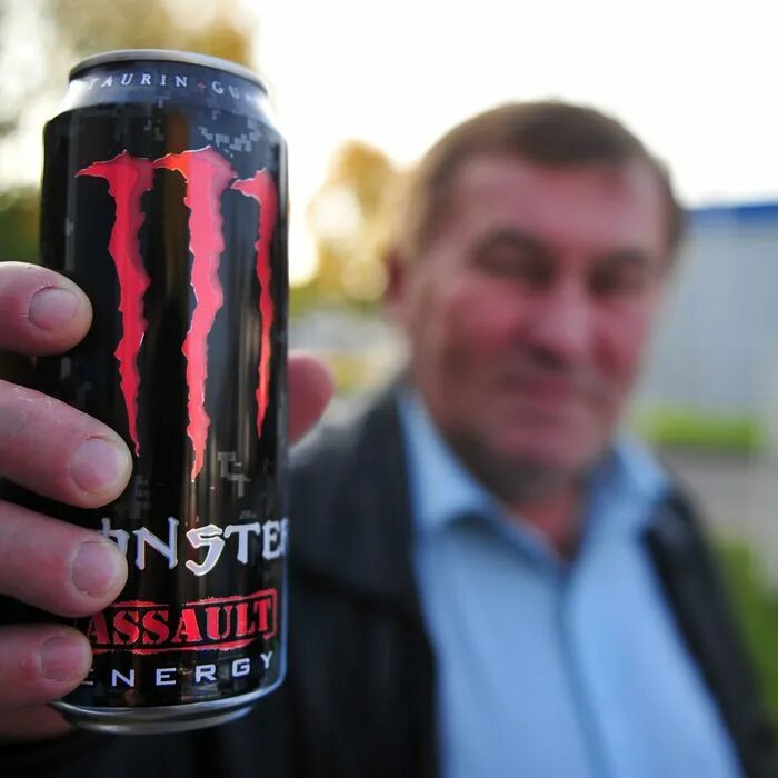 энергетические напитки. энергетики мем. сердце моя остановочка мем. человек с энергетиком в руке. энергетические напитки.