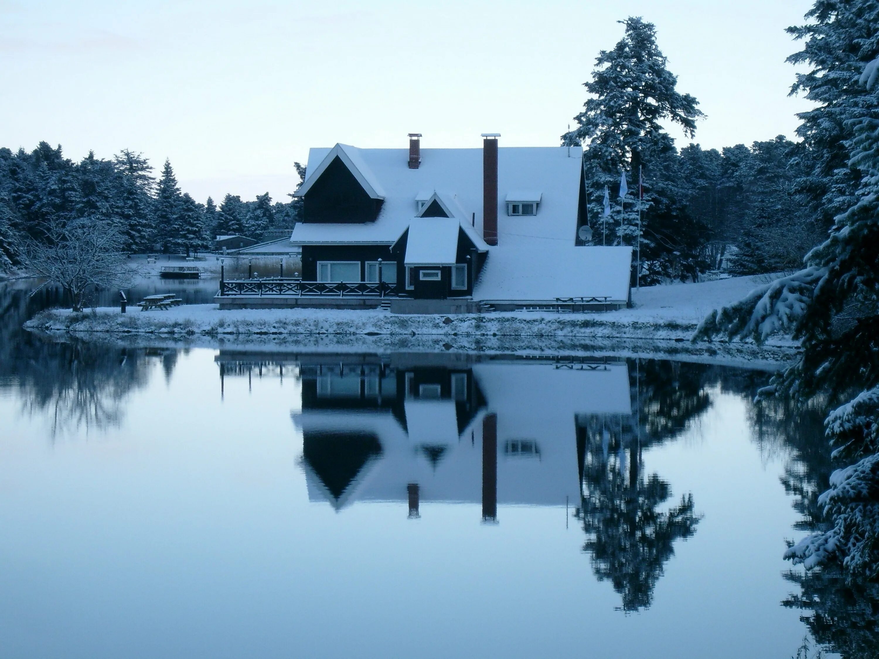 Зима на берегу озера. Домик Аляска у озера Барун. Винтер Хаус. Дом у озера Финляндия.