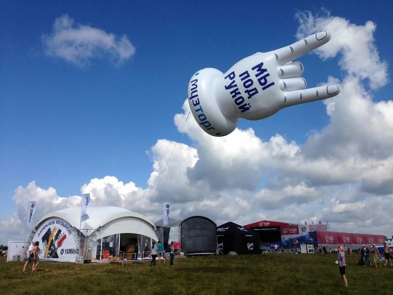 блимп дирижабль. аэростаты с гелием. надувные аэростаты. стратостат дирижабль воздушные шары. цеппелин 2021.