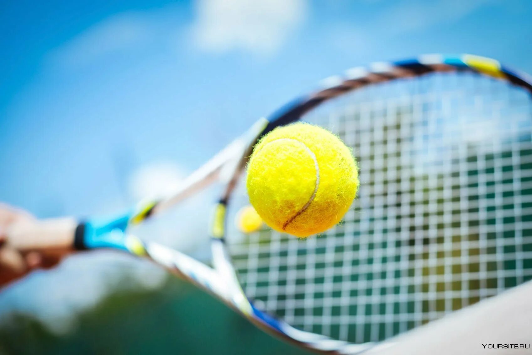 5 10 tennis. Теннисный мяч tennis. теннисный мяч на корте. теннисный корт фон. теннис ракетка и мяч.