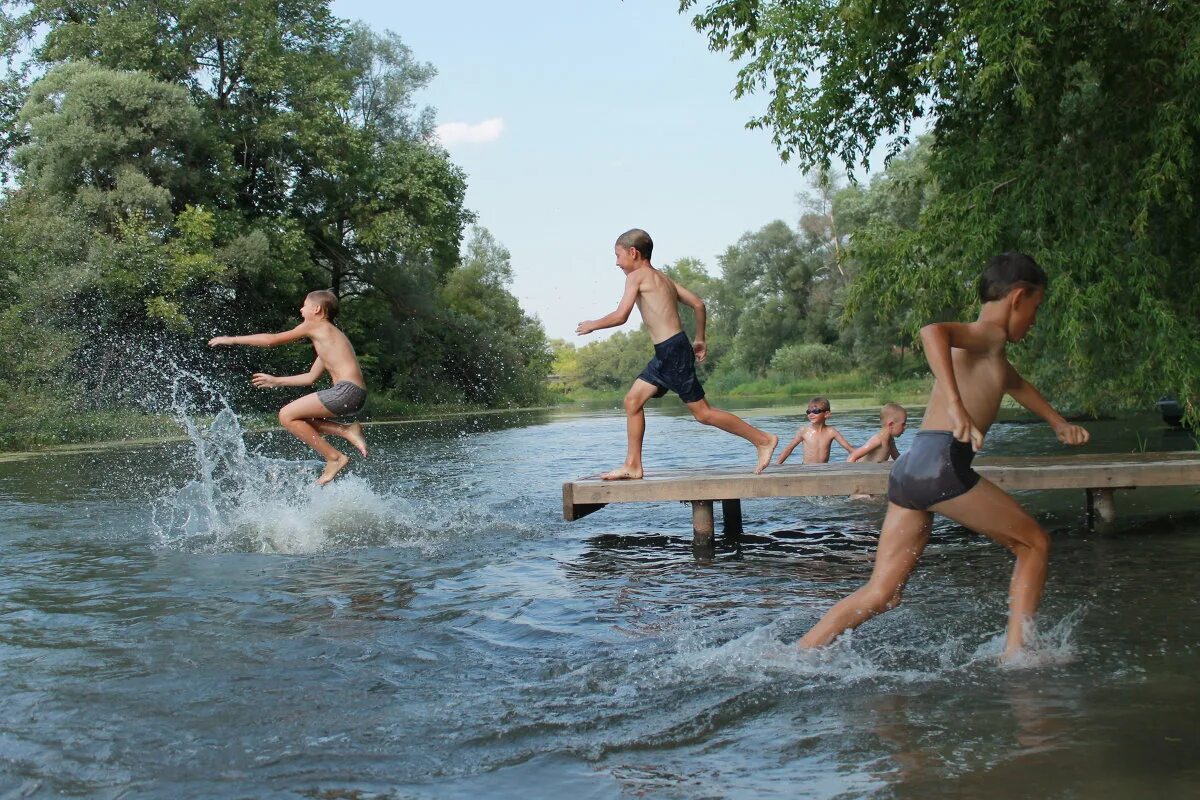 Будет ли лето жарким. Ребята на речке. Жаркое лето. Жаркое лето на речке. Жара купаться в речке.